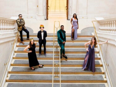 穿着礼服的学生站在楼梯上